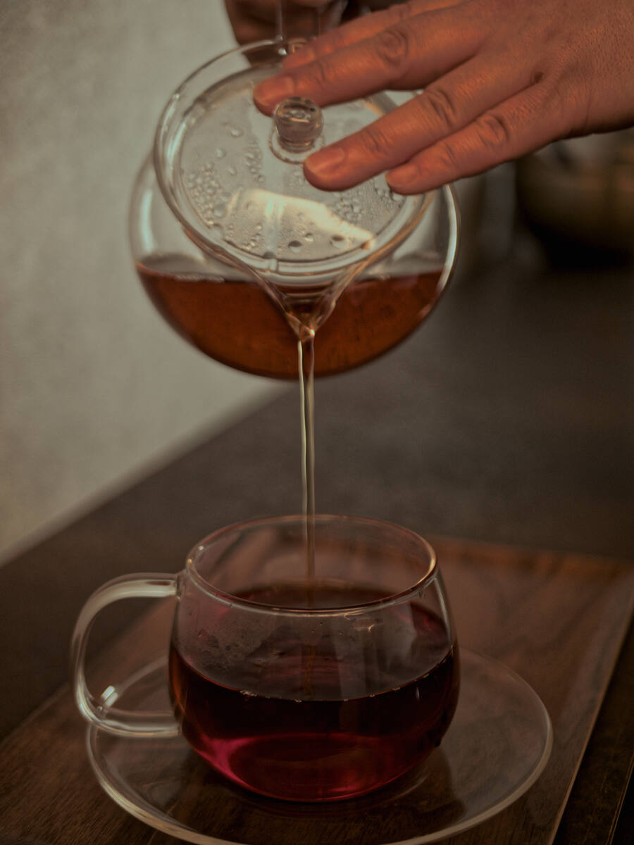 透明なカップに注がれる、琥珀色のお茶